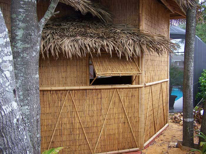 Оформление домика из тростника и бамбука