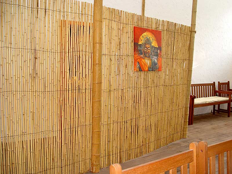 Бамбуковый забор в качестве ширмы